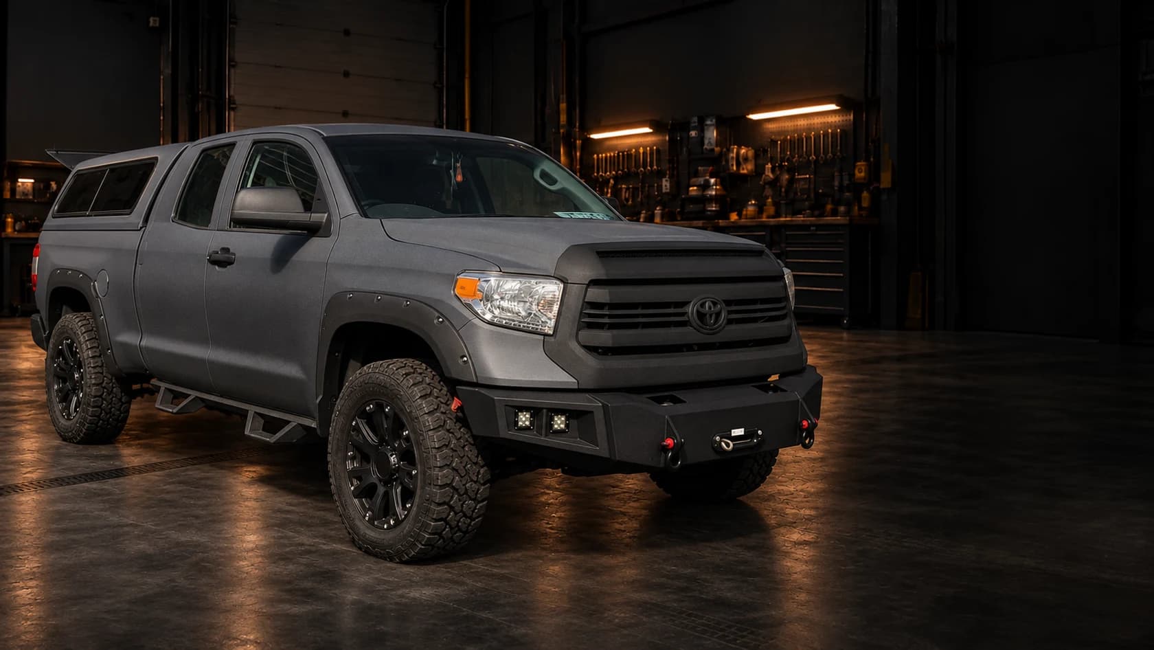Реальна Toyota Tundra у Raptor на стилізованому фоні